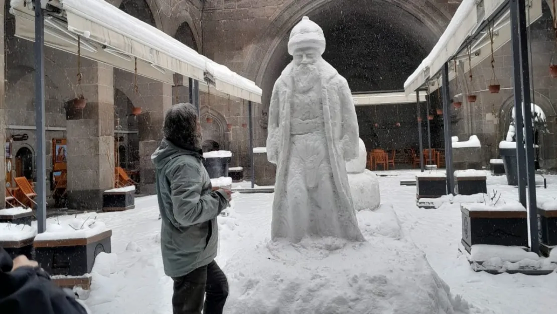 Kayseri'de kar yağışının ardından eşsiz manzaralar ve kardan Mimar Sinan heykeli