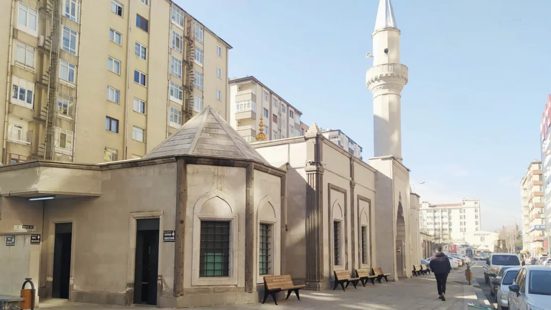 Kayseri'de Kümbet Mimarisine Büyük Saygısızlık