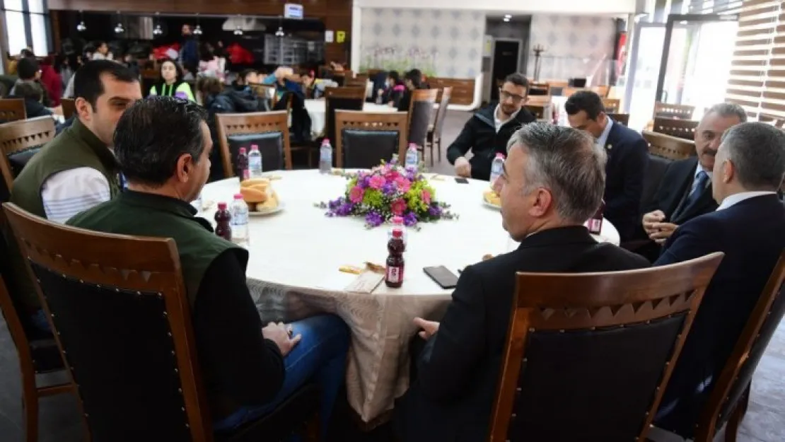 Kayseri'de öğrencilere balık ekmek ikram edildi