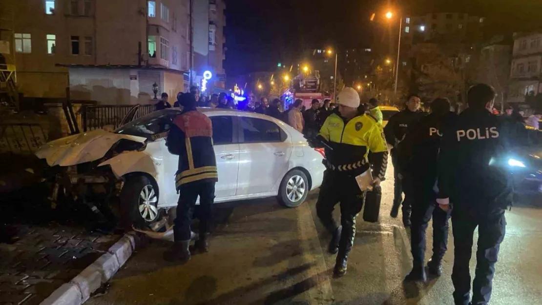 Kayseri'de otomobil direğe çarptı: Anne ve kızı yaralandı