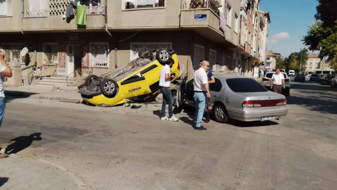 Kayseri'de otomobille çarpışan taksi takla attı: 1 yaralı