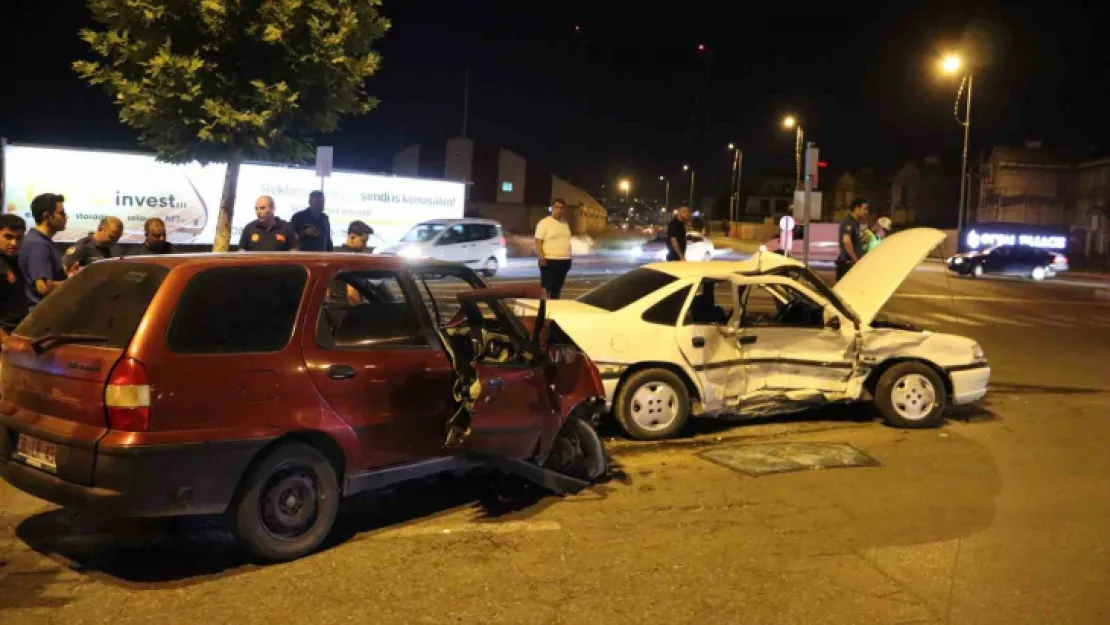 Kayseri'de otomobiller çarpıştı: 1'i ağır 5 yaralı