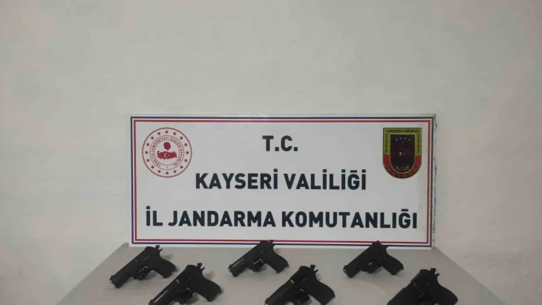 Kayseri'de ruhsatsız tabancaları piyasaya sürmek isteyen şahıs jandarmadan kaçamadı