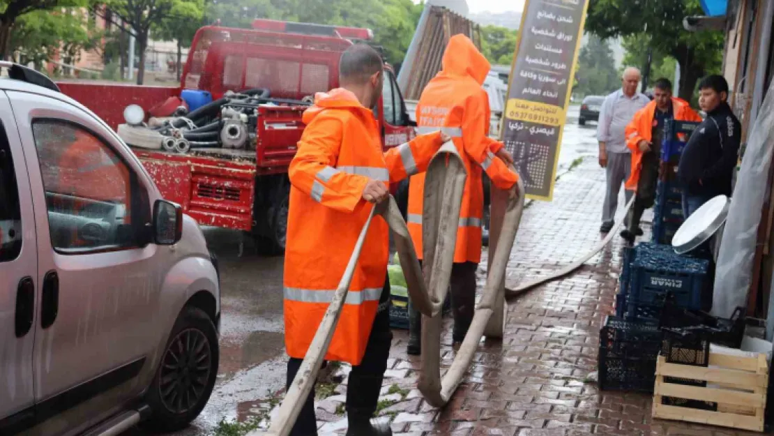 Kayseri'de sağanak yağış: Evleri ve dükkanları su bastı