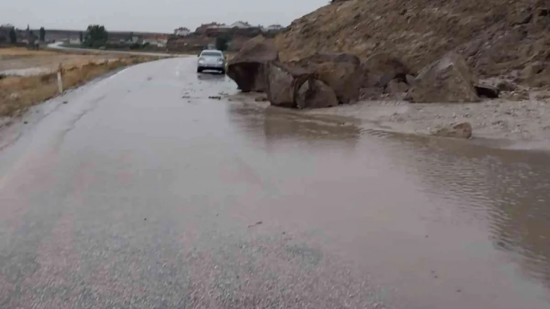 Kayseri'de selde kayalar yola düştü