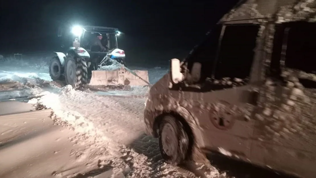 Tipide yollarda mahsur kalan bin 200 kişi kurtarıldı