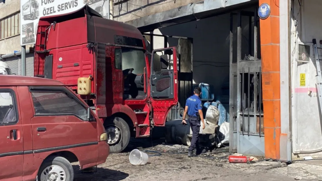 Kayseri'de tırın yakıt deposu patladı: 1'i ağır 2 yaralı