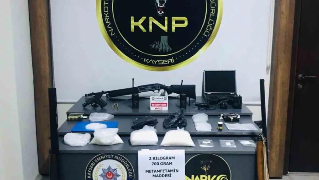 Kayseri'de uyuşturucu tacirlerine suçüstü: 2.7 kilo uyuşturucu madde ele geçirildi