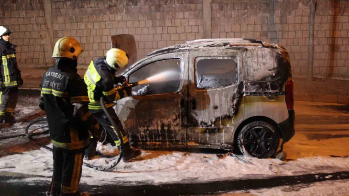 Kayseri'de yanan hafif ticari araç kullanılamaz hale geldi