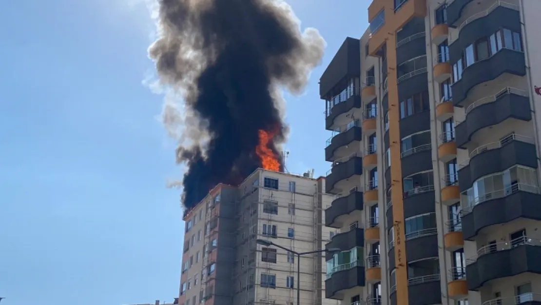13 Katlı binanın çatısında korkutan yangın