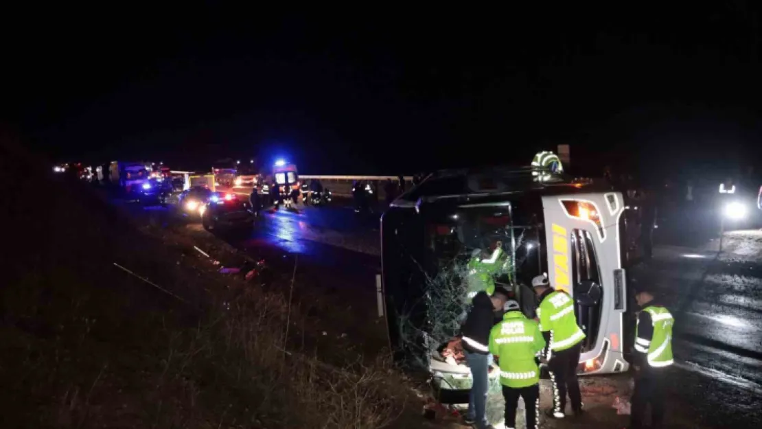 Kayseri'de yolcu otobüsü devrildi: 8'i ağır 38 yaralı