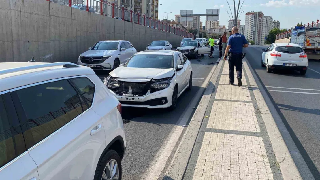 Sivas Caddesi'nde zincirleme kaza: 3 otomobil birbirine girdi