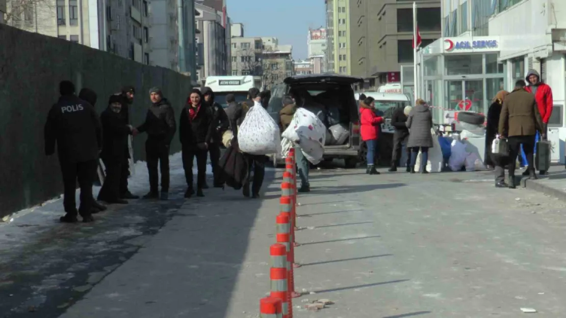 Kayseri'deki ağır hasarlı binada yıkım öncesi tahliyeler başladı