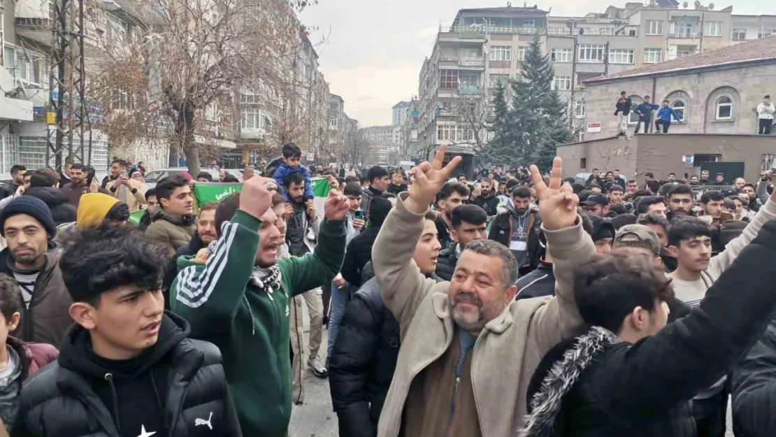 Suriyeliler Esed rejiminin gidişini kutladı