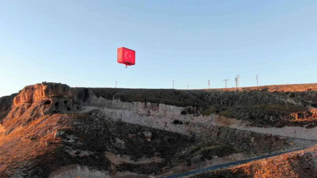 Kayseri'den Türk bayraklı sıcak hava balonları havalandı