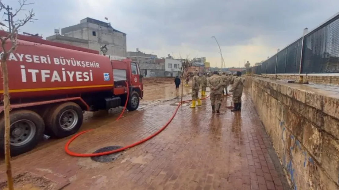 Kayseri, Deprem Bölgesinin Yanı Sıra Sel Yaşanan Bölgelerin de Yardımına Koştu