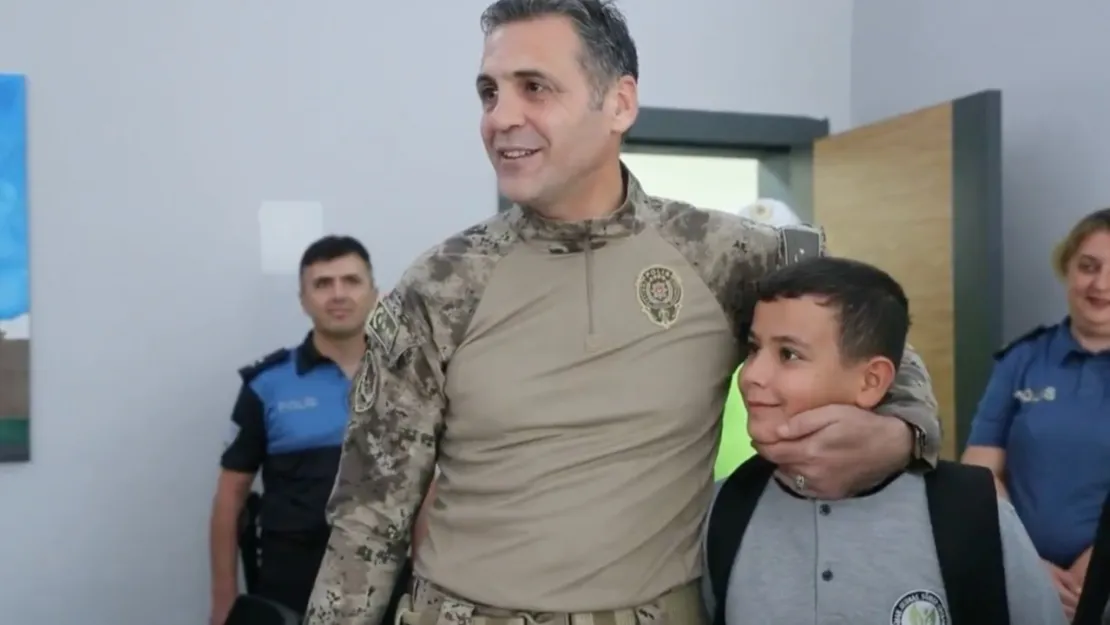 Kayseri Emniyet Müdürü Aydın'dan okulun ilk günü duygulandıran jest