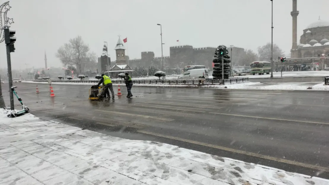 Kayseri karlı bir güne uyandı