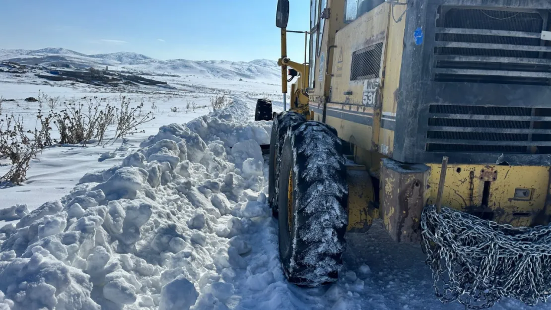 Kayseri kırsalında kar mesaisi devam ediyor