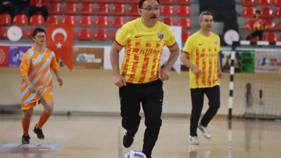 Kayseri protokolü down sendromlu gençlerle futsal maçı yaptı