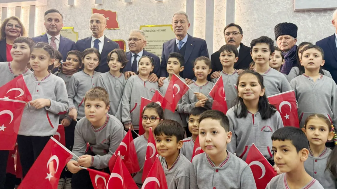 Kayseri protokolü miniklerin karne heyecanına ortak oldu