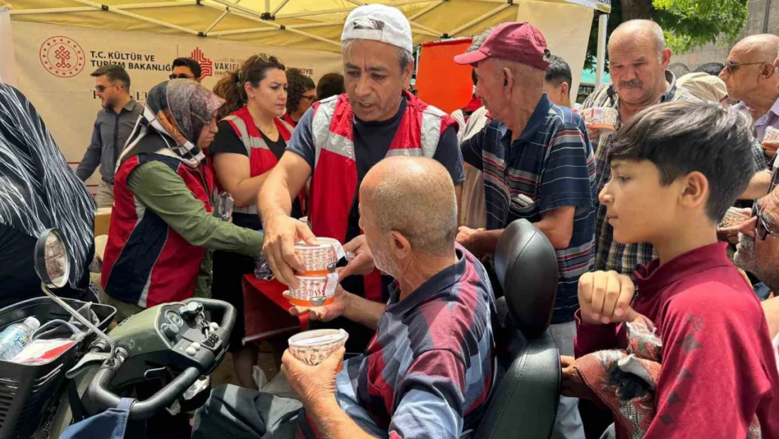 Kayseri Vakıflar Bölge Müdürlüğü'nden aşure ikramı