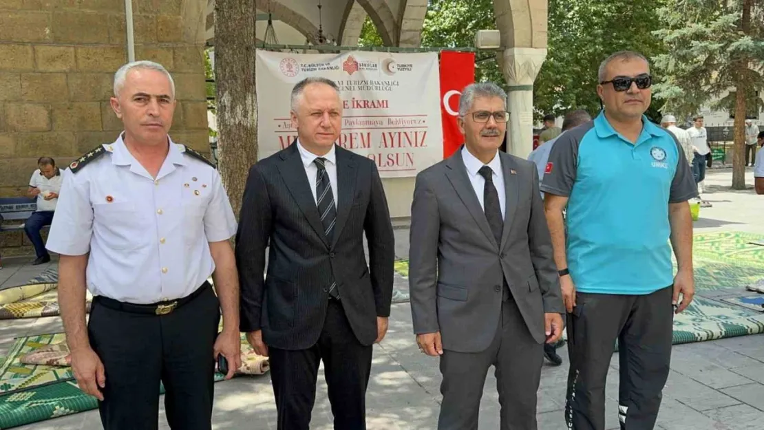 Kayseri Vakıflar Bölge Müdürlüğü Niğde'de aşure dağıttı