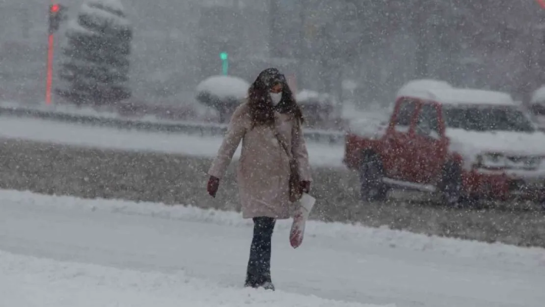 Kayseri'ye lapa lapa kar yağdı