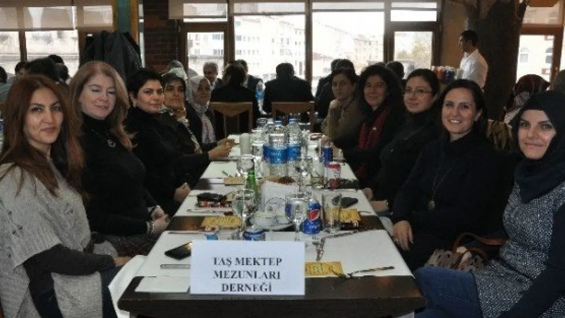 Kayseri Lisesi Mezunu Öğretmenler, Öğretmenler Günü Yemeğinde Bir Araya Geldi 