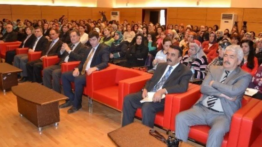 Kayseri'de 'aile İçi İletişim Ve İnternet Bilinci' Konulu Seminer 