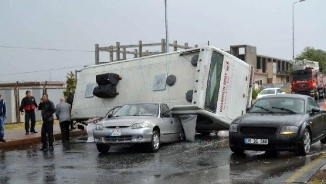 Kayseri'de Zincirleme Trafik Kazası: 2 Yaralı 