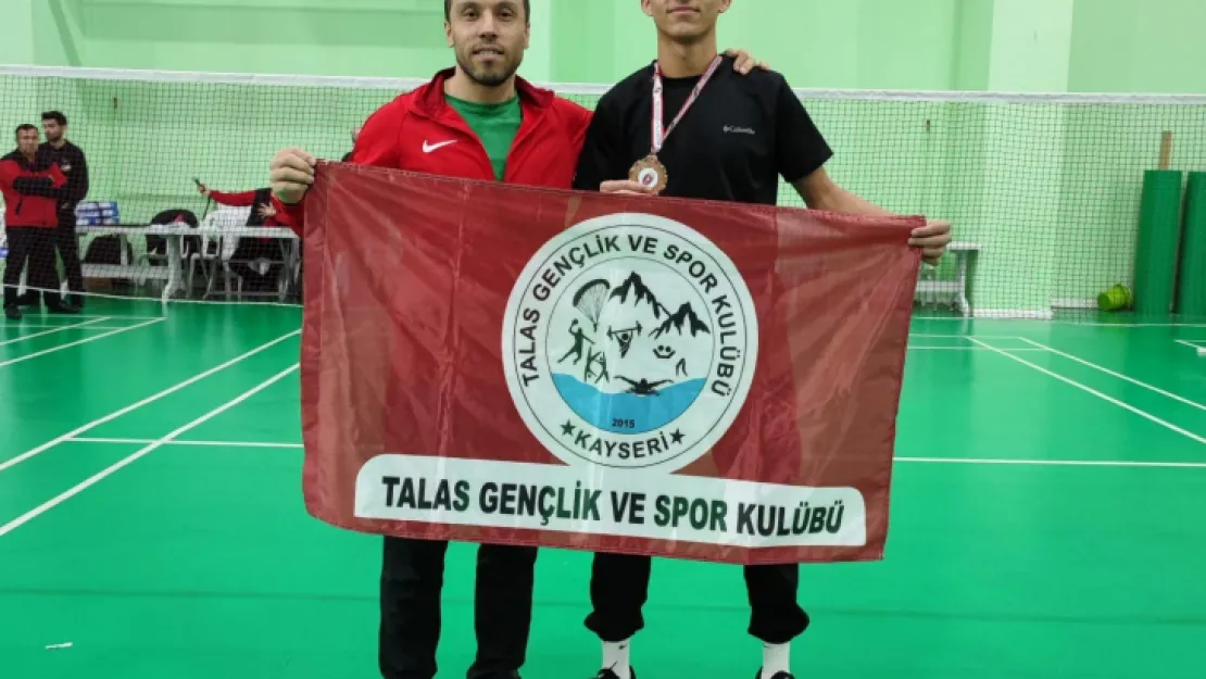 Kayserili badmintoncu Türkiye üçüncüsü oldu