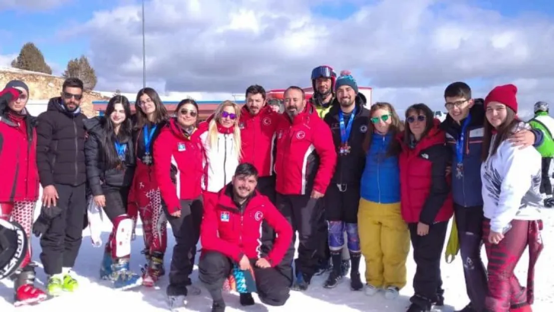 Kayserili kayakçılar Erzincan'dan derecelerle döndü