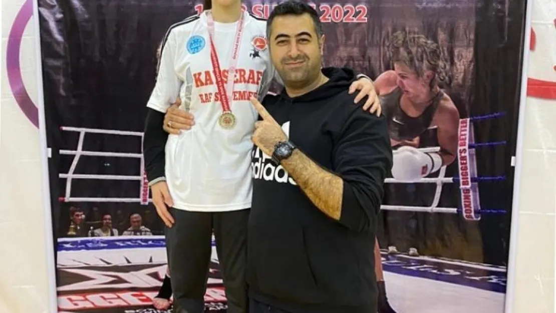 Kayserili Kick Bokscu Olcay İrem Çelik Türkiye Şampiyonu oldu