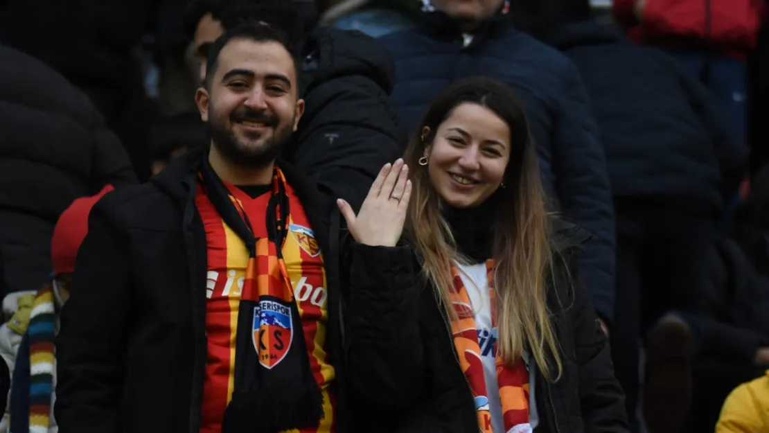 Kayserispor – Galatasaray maçında tribünde evlilik teklifi