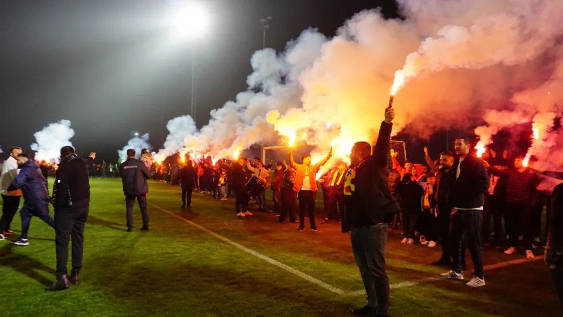 Kayserispor taraftarından teknik direktör Sergej Jakirovic ve futbolculara destek