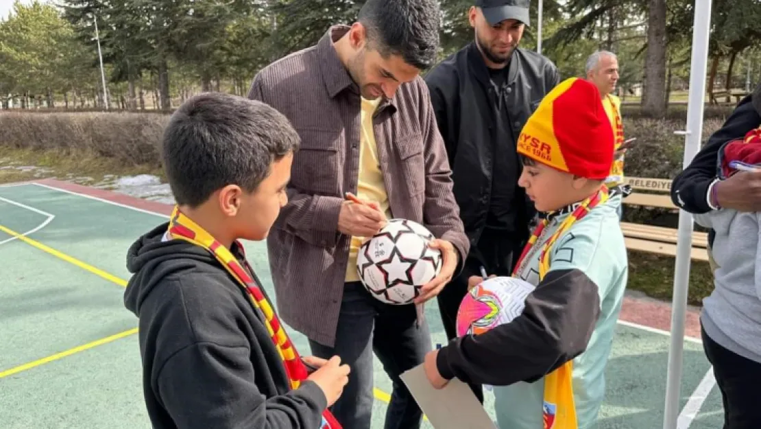 Kayserisporlu futbolculardan depremzede çocuklara ziyaret