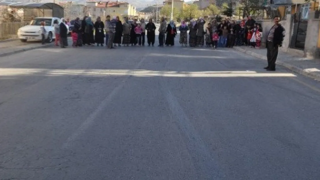 Kaza Olunca Mahalleli Yolu Trafiğe Kapattı 