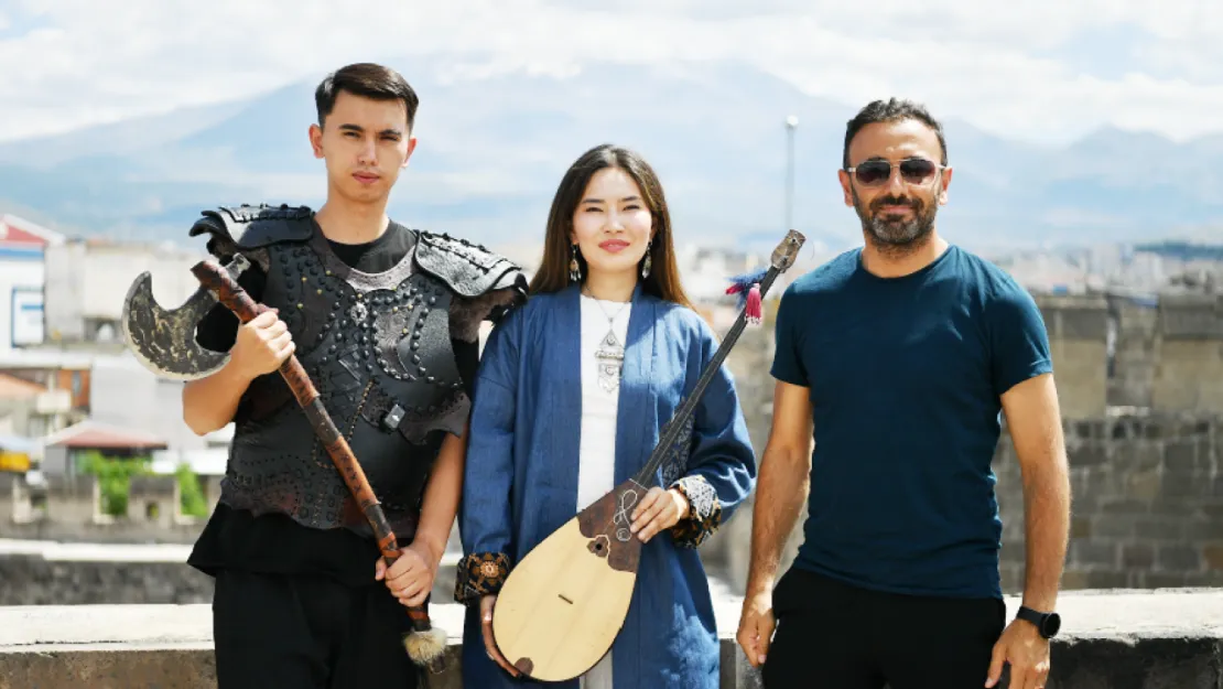 Kazak Sanatçıların Kayseri Kalesi'ndeki Büyüleyici Performansı