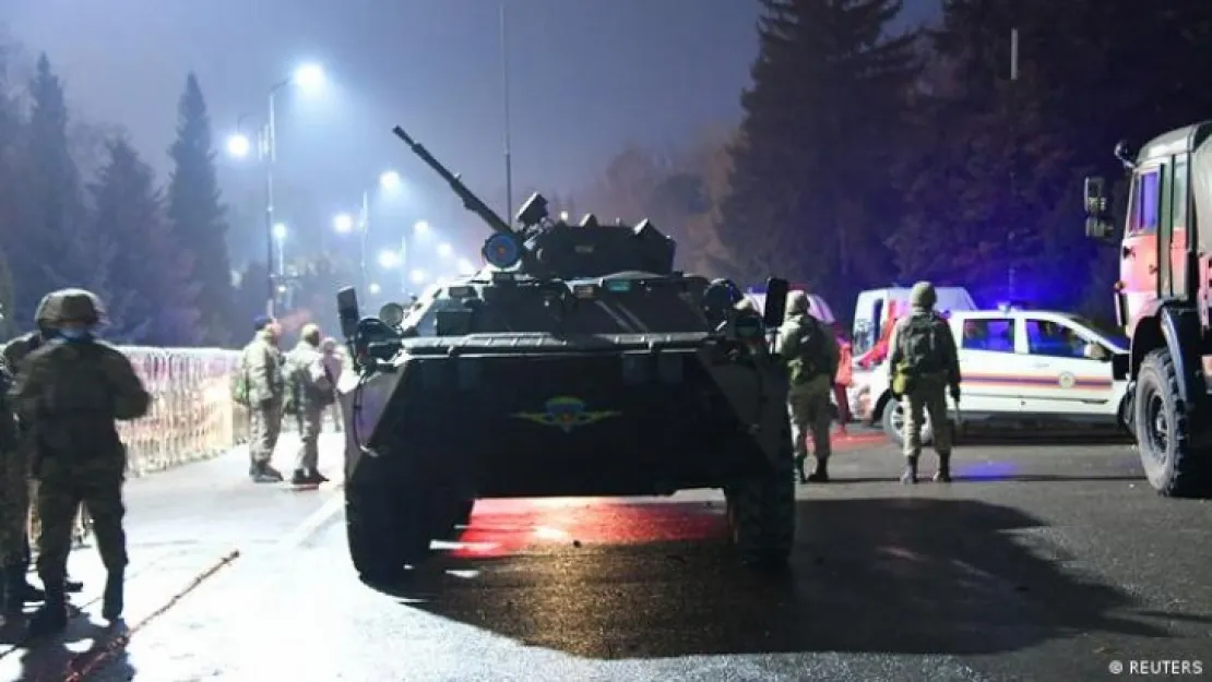 Kazakistan'da polis tarafından yapılan açıklamada, hükümet binalarına yapılan baskınlarda onlarca kişinin hayatını kaybettiği belirtildi. Açıklamada, protestocularla çıkan çatışmalarda hayatını kaybeden polislerin sayısının 12'ye yükseldiği ifade edildi.