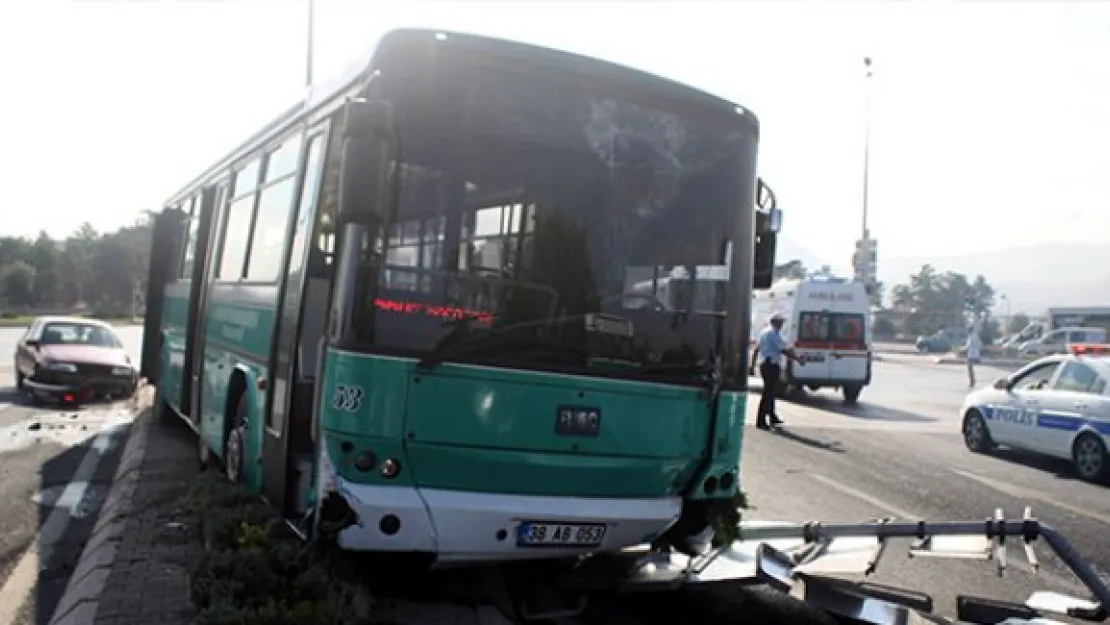 Kazaya karışan halk otobüsü refüje çıktı