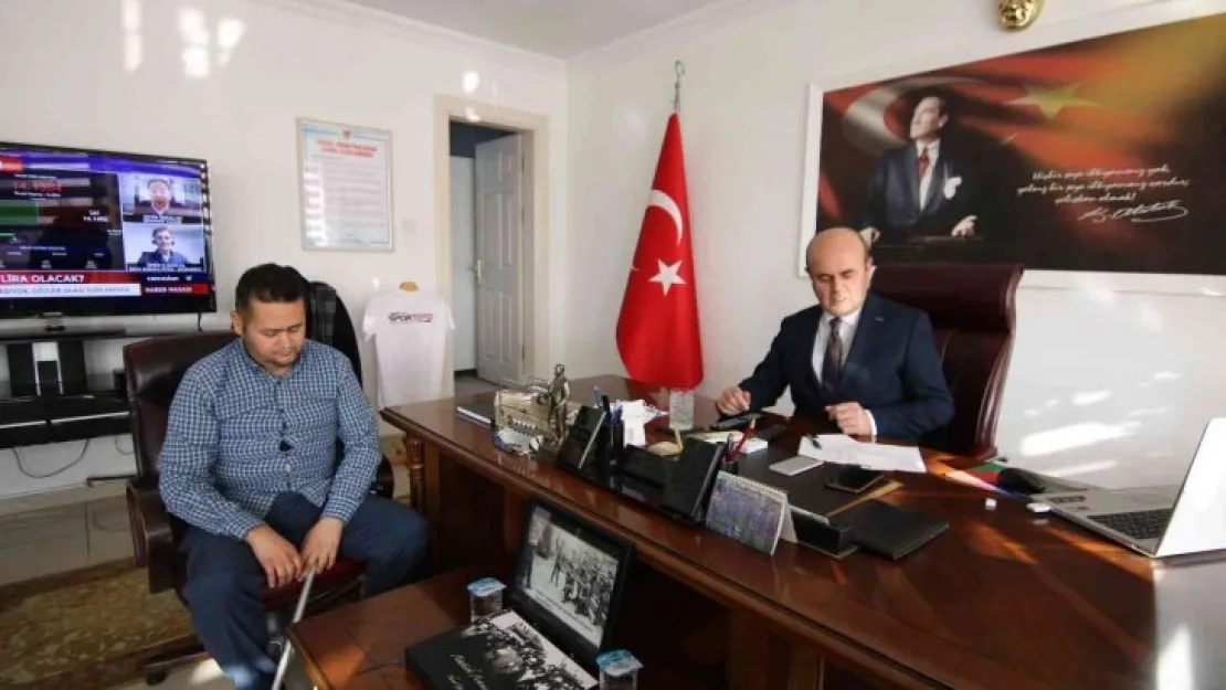 Kazazede mahalli sanatçıya, belediye başkanından destek