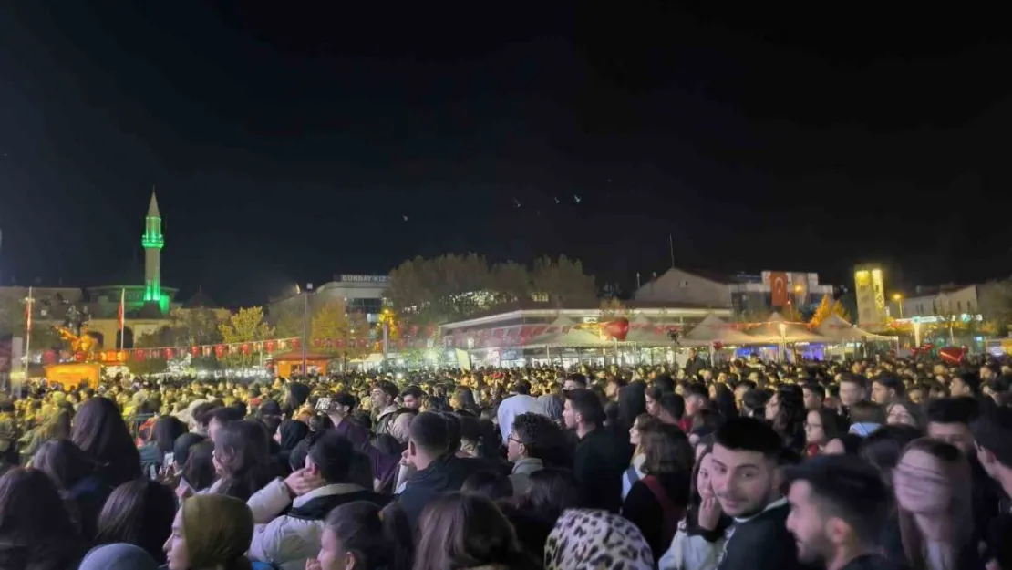 Kırşehir Belediyesi TUSAŞ saldırılarına rağmen Cacabey Meydanında konser düzenledi