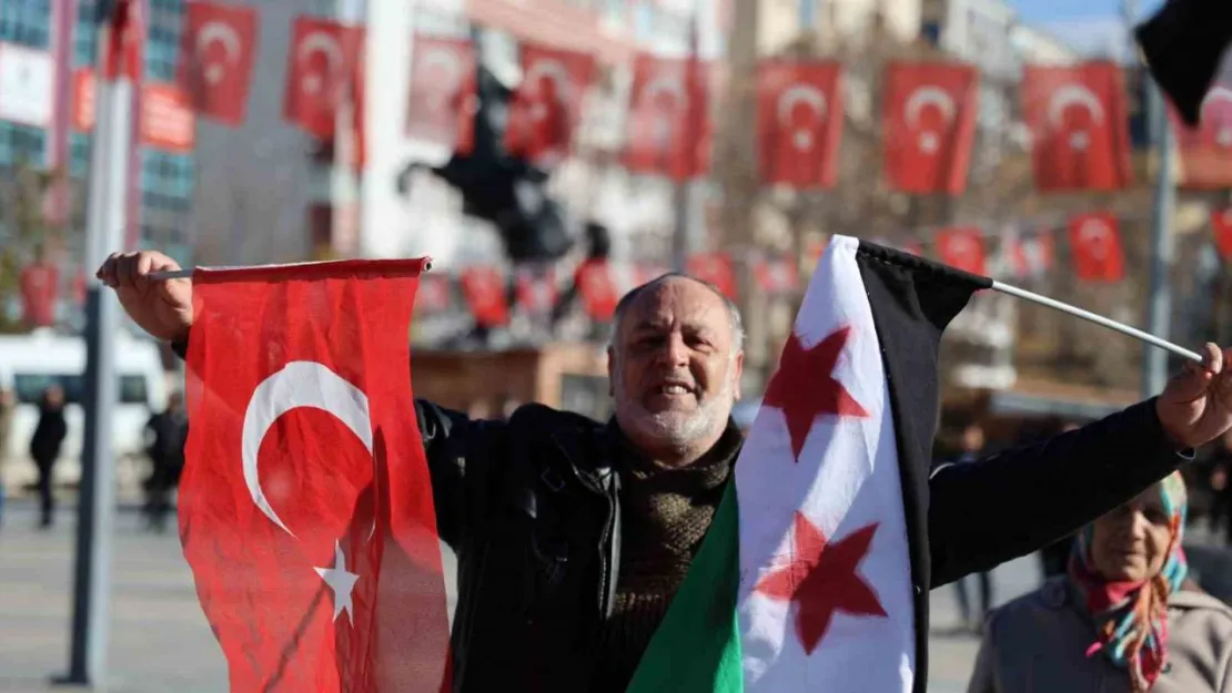 Kırşehir'deki Suriyeliler, tarihi meydanda lokum dağıttı