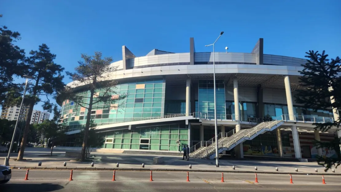 Kışın Soğuk, Yazın Sıcak: Kayseri Kadir Has Kapalı Spor Salonu'nda Taekwondo Eğitimi Zorlaşıyor