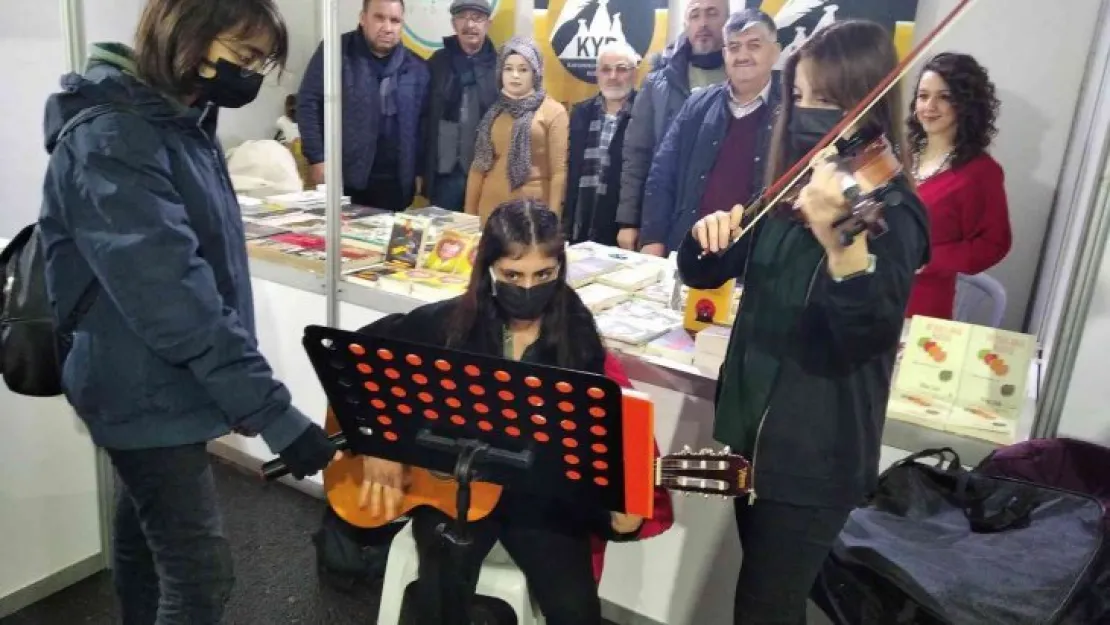 Kitap fuarında müzik dinletisi