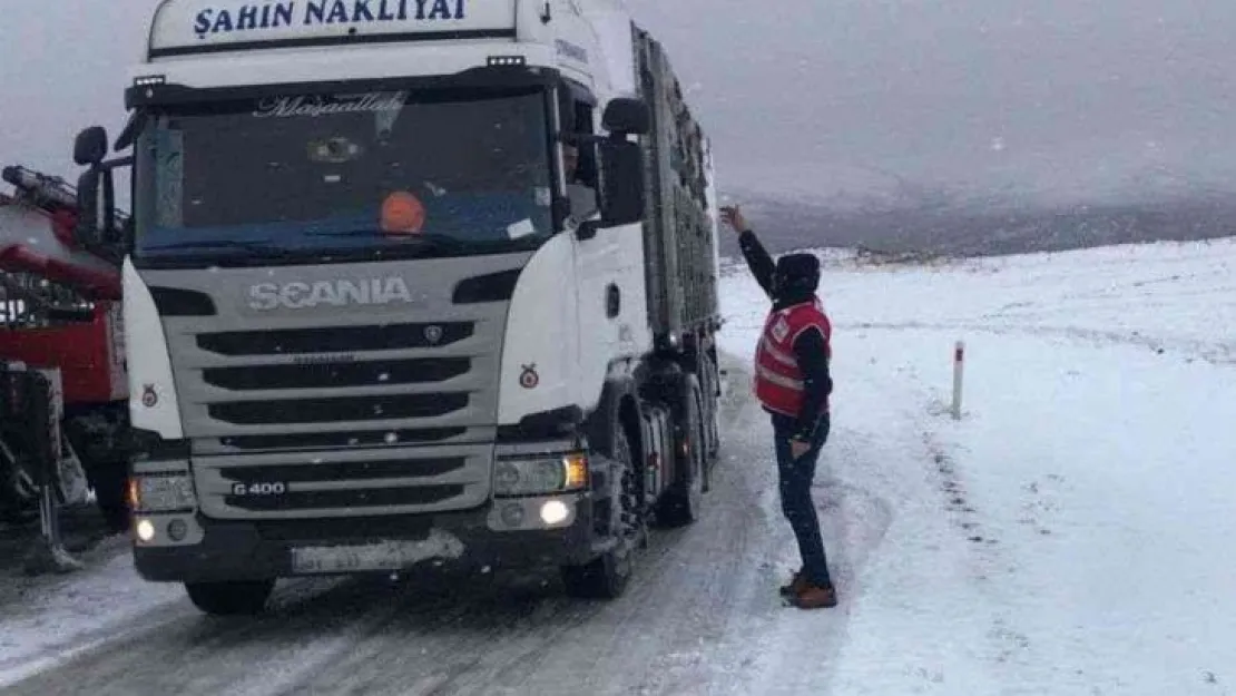 Kızılay yolda kalan vatandaşlara kumanya dağıttı
