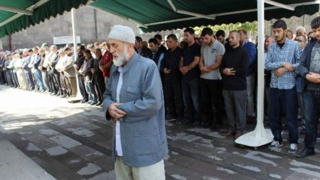 Kobani Eylemlerinde Ölenler İçin Gıyabi Cenaze Namazı Kılındı