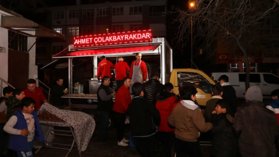 Kocasinan Belediyesi'nden cemaate tatlı ikramı