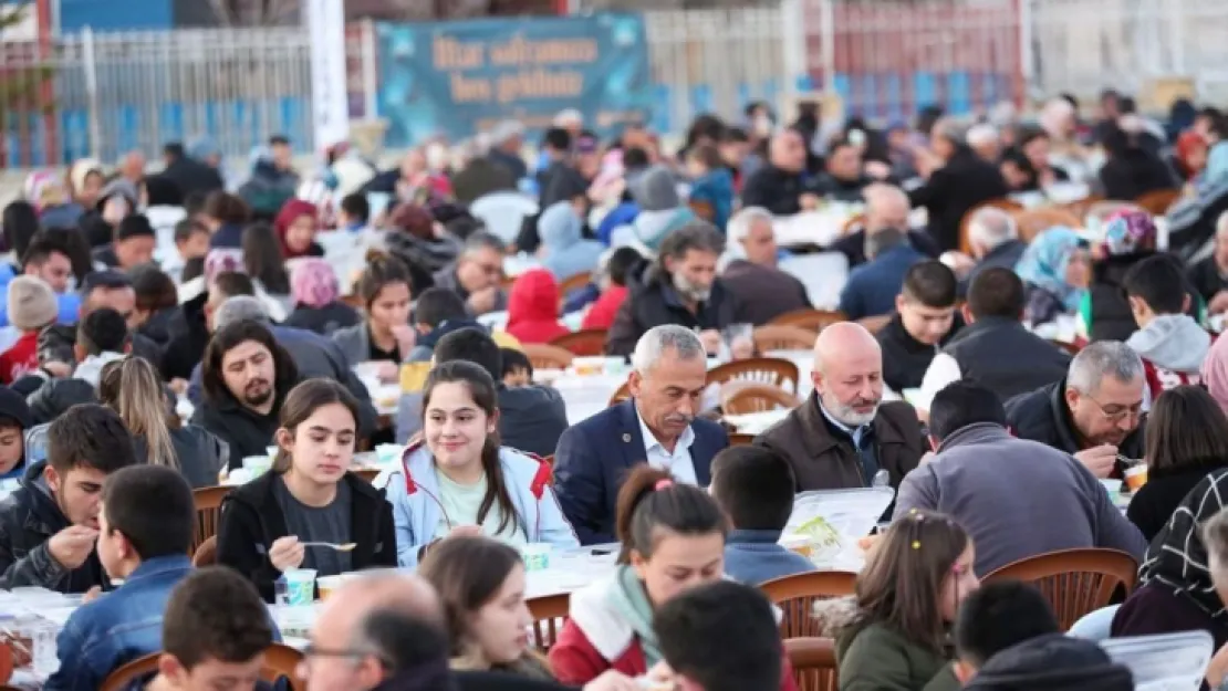 Yeni Mahalle'de 4 bin 500 kişilik iftar coşkusu